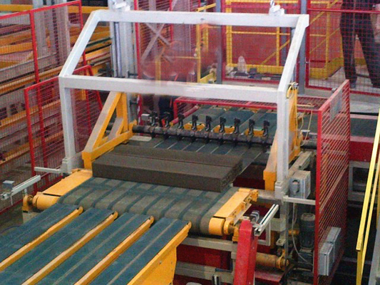 เครื่องตัดอิฐดินไฮดรอลิก ด้วยความกว้างในการตัดสูงสุด 520 มม และรอบการตัด 6-8 ครั้ง/นาทีเพื่อประหยัดแรงงาน