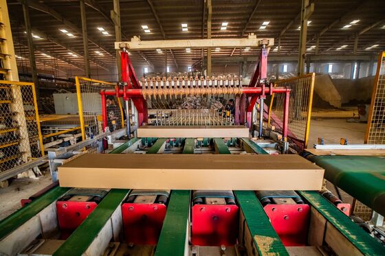 เครื่องตัดแบบซิงโครนัสแบบกดลงสำหรับบล็อกกลวงดินเหนียวและอิฐตัน ขนาด 100 ตัน/วัน ถึง 1200 ตัน/วัน